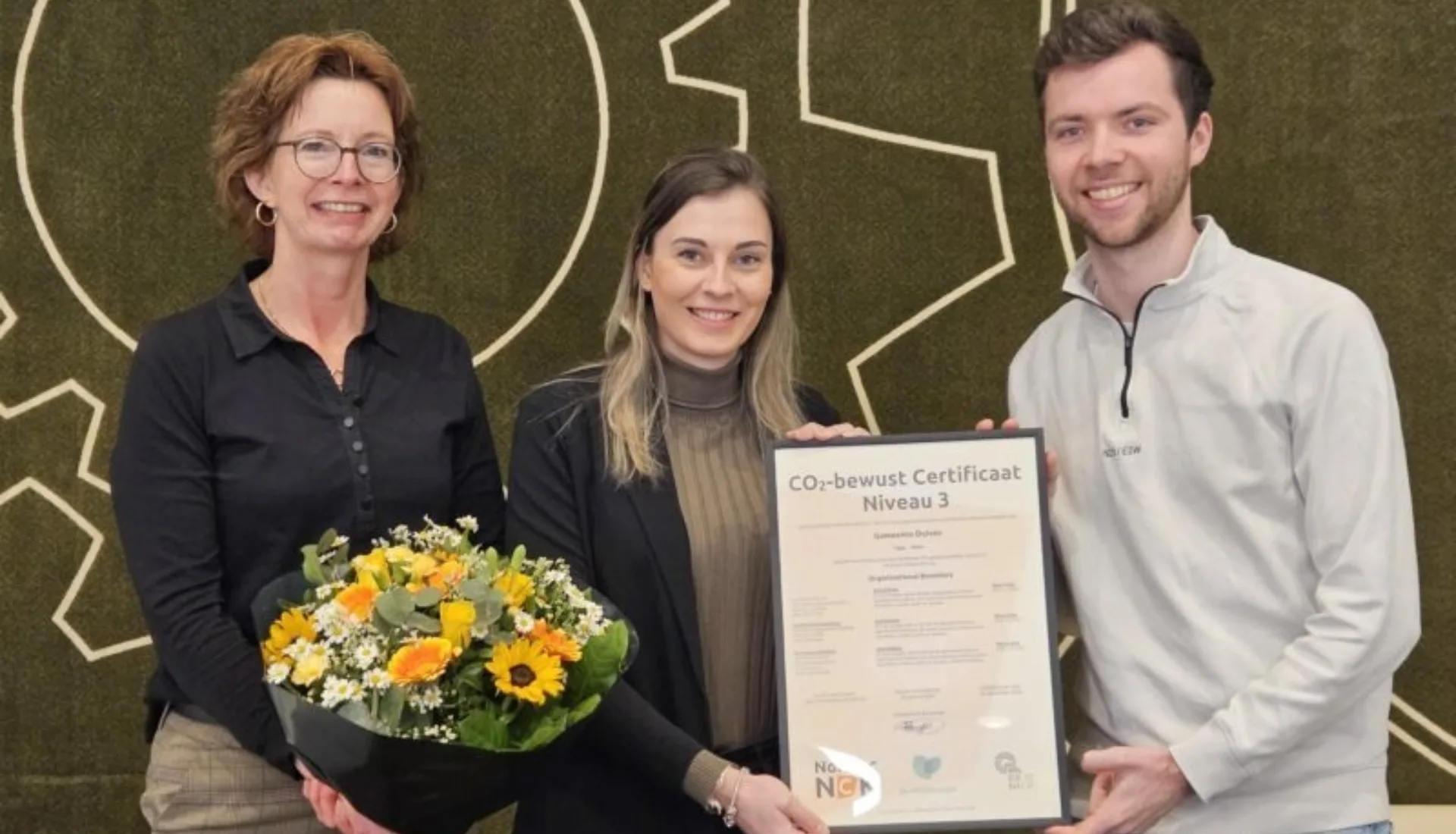 Wethouder Joyce Zwaga Komen en beleidsmedewerker Duurzaamheid Energie Simon van der Velden nemen het certificaat van Duiven in ontvangst 800x600