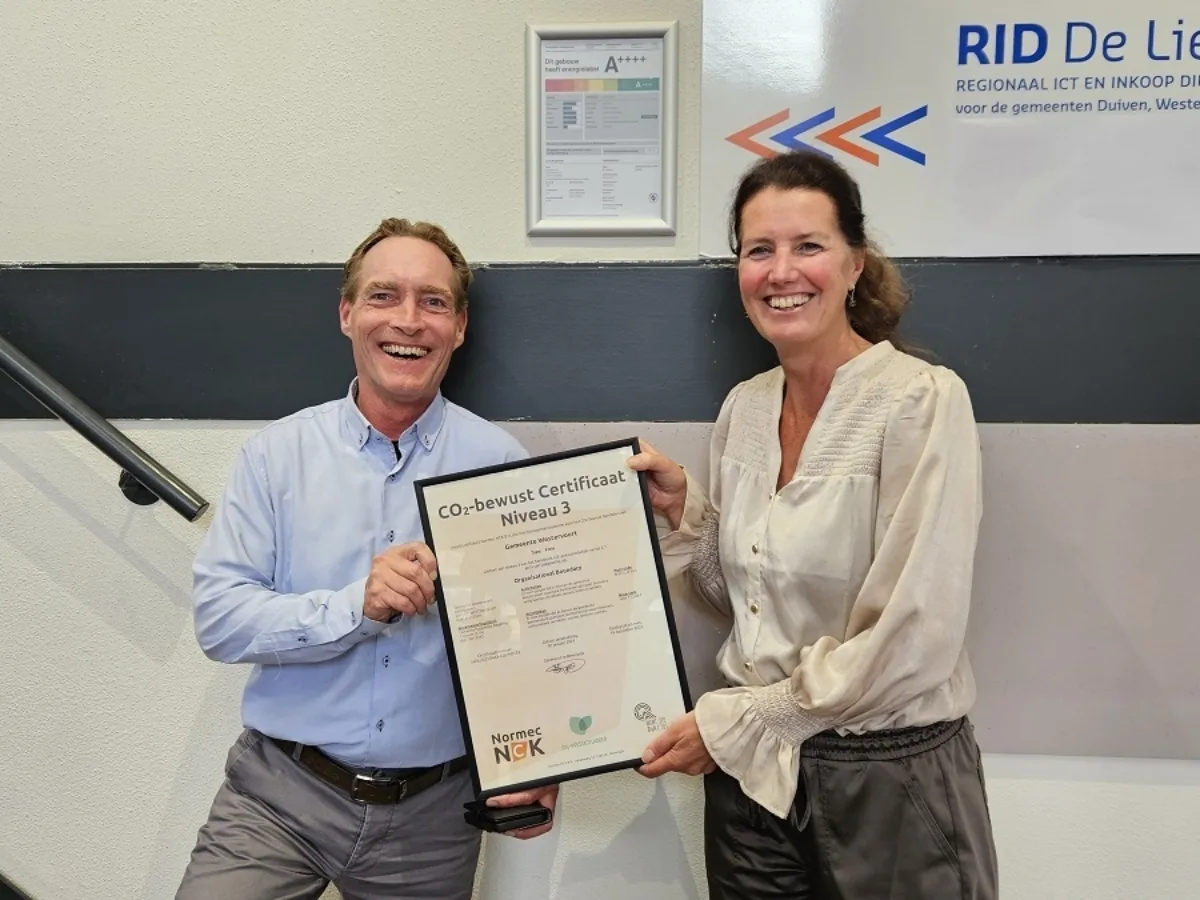 Wethouder Laura Kaper en vastgoedbeheerder Bastiaan Aalberts zijn trots op het A++++ label van Dorpsstraat 115 (voormalig Bibliotheekgebouw, momenteel wordt dit gebouw gebruikt door de RID, de MGR komt hier binnenkort bij) en het CO2-bewust certificaat.