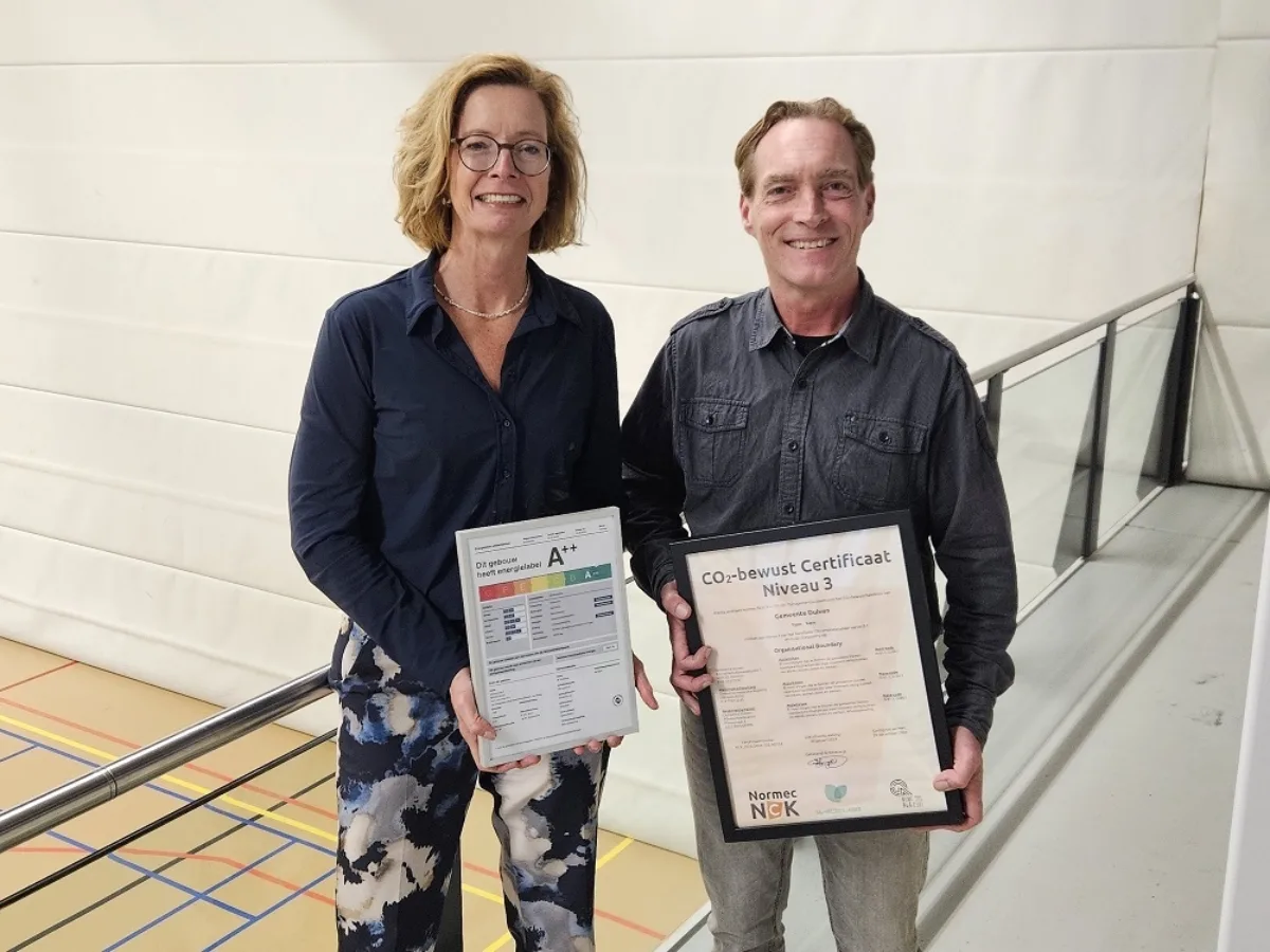 Wethouder Joyce Zwaga-Komen en vastgoedbeheerder Bastiaan Aalberts zijn blij dat kinderen uit Duiven kunnen sporten in een toekomstbestendig sportcomplex.