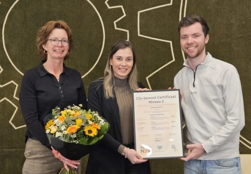 Wethouder Joyce Zwaga Komen en beleidsmedewerker Duurzaamheid Energie Simon van der Velden nemen het certificaat van Duiven in ontvangst 800x600